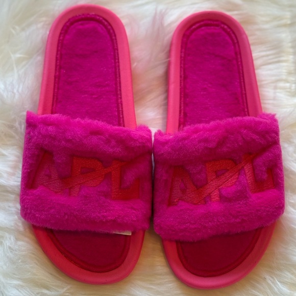 APL: Athletic Propulsion Labs Women's Shearling Slide, Neon Pink, Size 7 - Picture 1 of 7